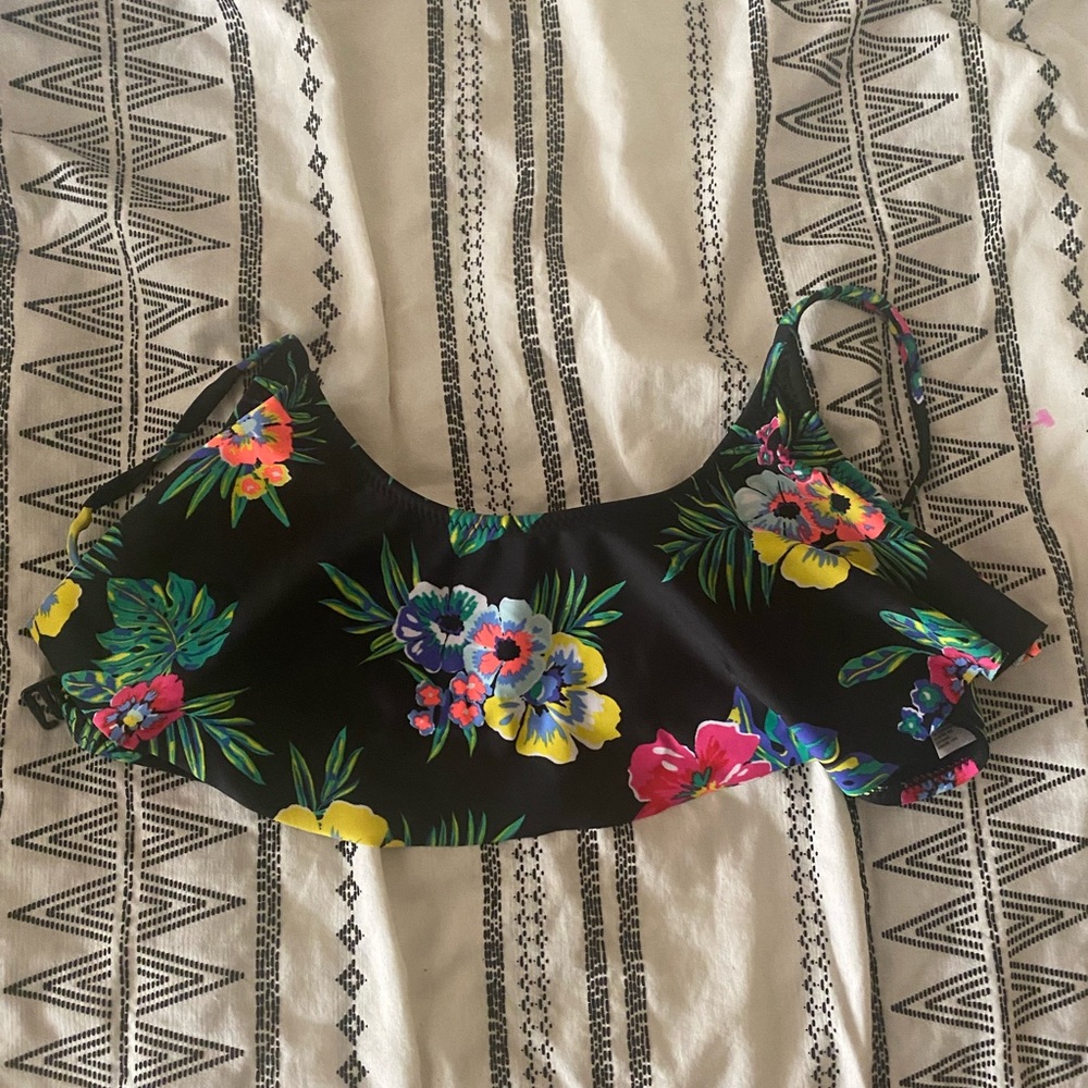 Ruffle Bikini top from Old Navy Sz M, summer floral pattern